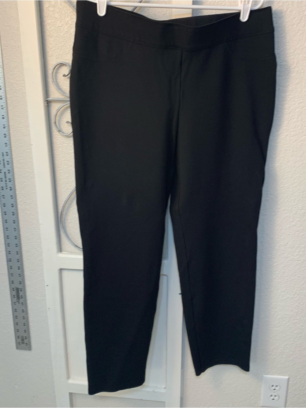 Cropped Ankle Pants in Black